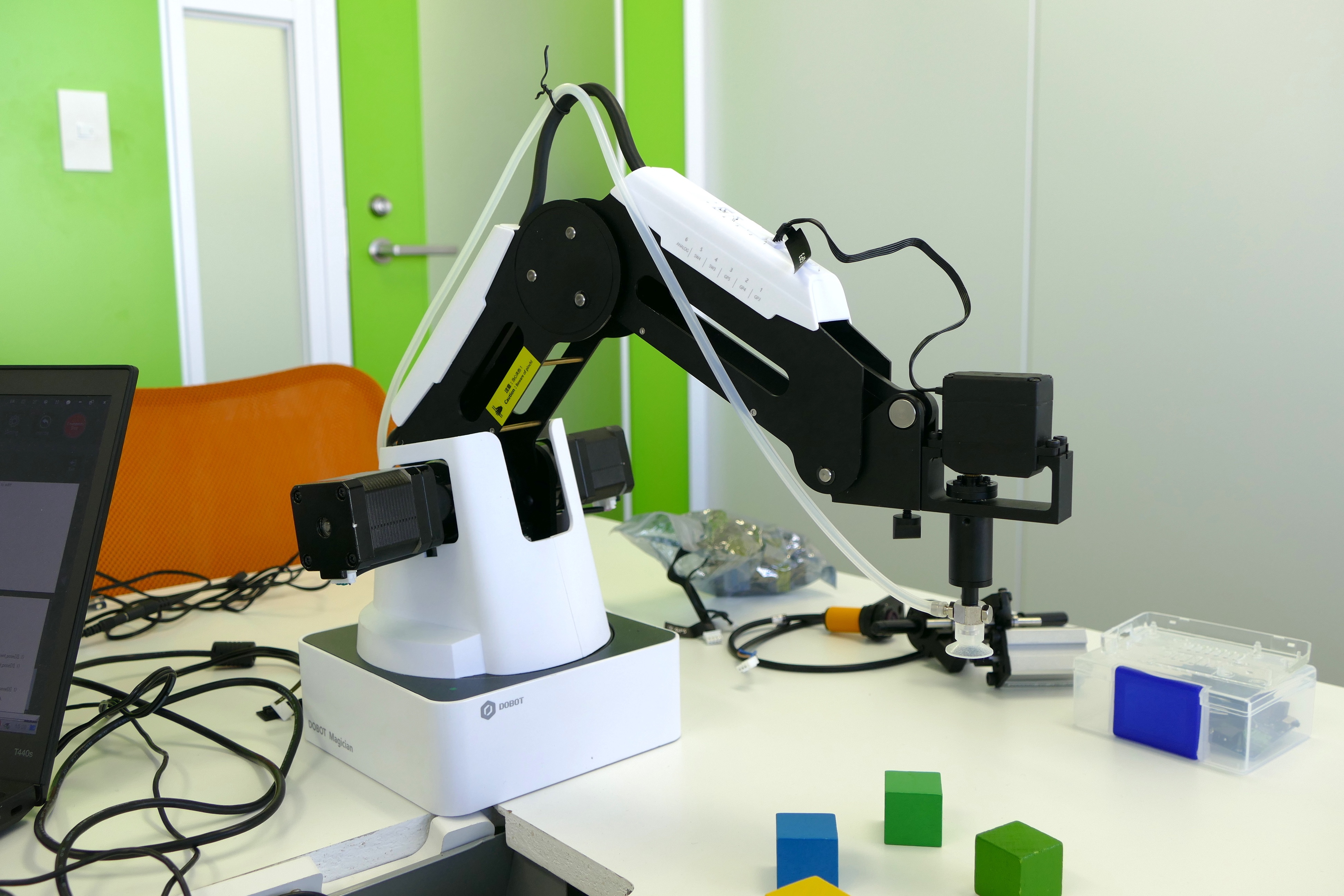 安価な汎用ロボットが起こす破壊と可能性、量販店で売られる時代が来る